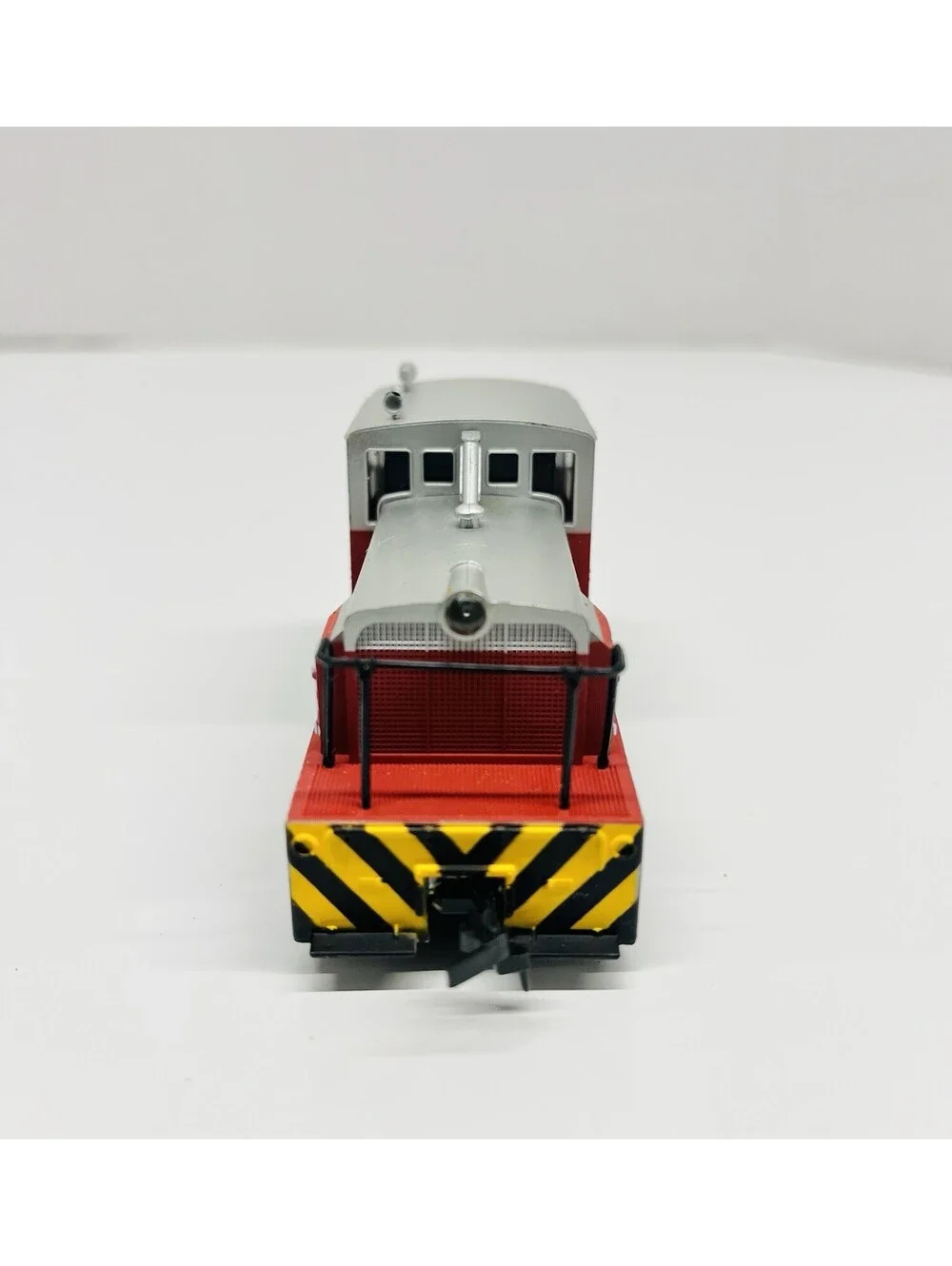 N scale Bachmann Burlington Plymouth 0-6-0 Diesel switcher w Rapido couplers